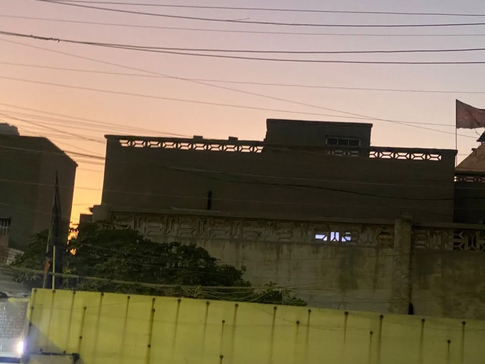 السلام عليكم بيت للبيع مساحه البيت ١٨٠ متر النزال ٢٠ والوجه ٩متر موقع البيت الزعفرانيه الربيع خلف مدرسه ايا صوفيا قرب جامع الرحمان البيت متكون من استقبال ومطبخ وخدمات وغرفه نوم فوك وحده حديقه مع كراج يتسع سيارتين المنطقه حلوه وهادئه البيت طابو ملك صرف الشارع عريض سعر المتر مليون ونص السعر الكلي ٢٧٠ موبايل 📱 ***********
