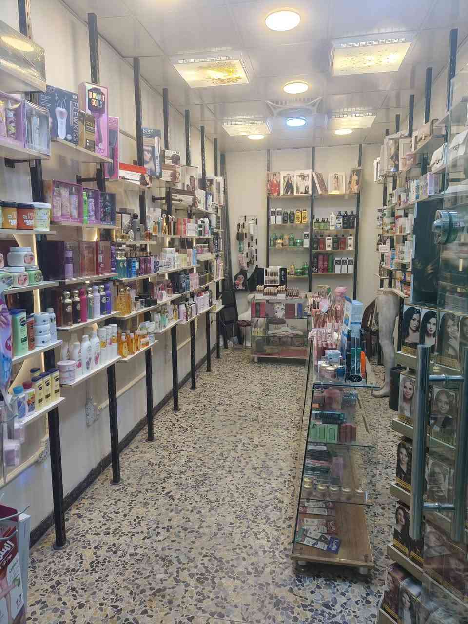 فاترينات ورفوف وباب للبيع بغداد ***********
