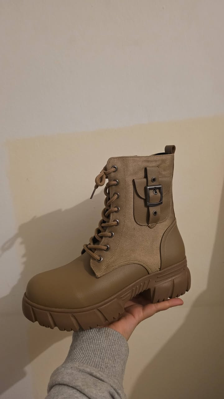 السلام عليكم 
احذية للبيع بسعر الجملة 58 قطعة على 174 الف يعني سعر القطعة 3000 دينار من كل موديل لون و قياسات مشكله نوعية جيدة للتواصل ***********
