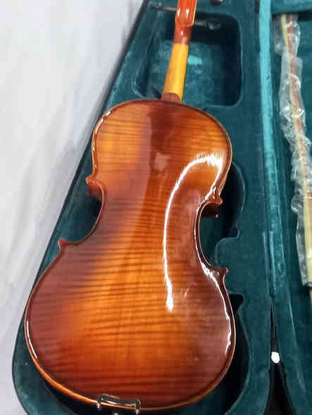 الة فيولا للبيع 125 الف الالة يكون حجمها اكبر من الكمان خشب ميبل مفاتيح وحناكية والفنكر بورد ابنوس جنطة وقوس وكاملة هذا رقمي وبي واتساب *********** مكاني بغداد / البياع ( يوجد توصيل باجور )
