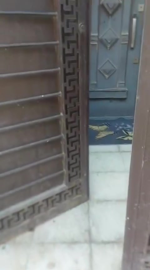 بيت للبيع شهداء السيدية شارع الكفاءات زراعي يحتوي البيت ع صالة وحولي جبير ومطبخ جبير وترك عدد ٢وطرمة وغرفتين نوم بالطابق الثاني وحولي جبير وخدمات صحية عدد٣ وبيتونة جبيرة وسطحين المساحة مية متر  واجهة خمسة للاستفسار الاتصال بالرقم ***********
