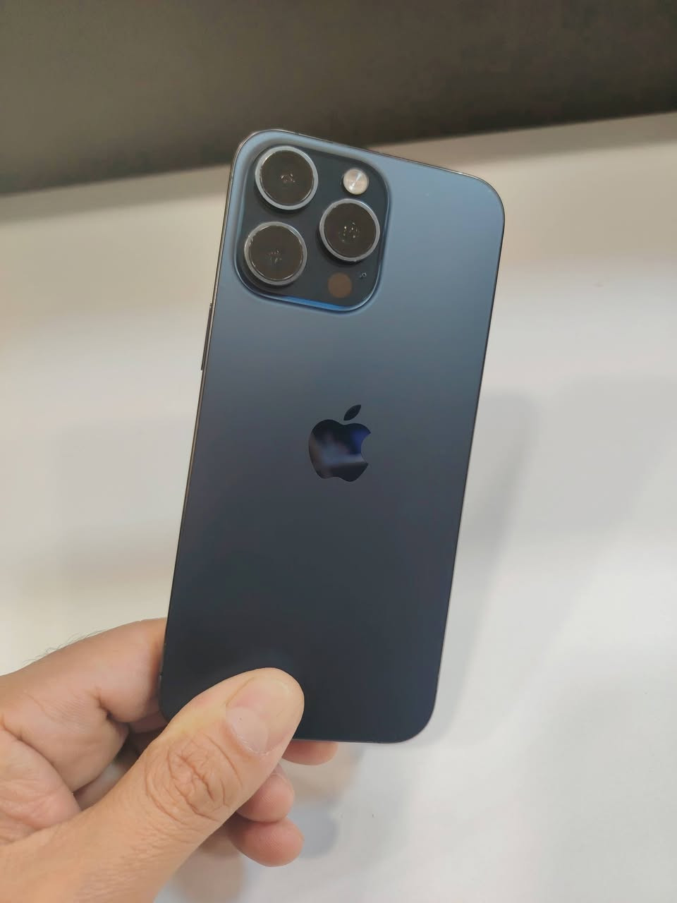 15 pro max
دبل سيم كارت 
بطاريه  ١٠٠
ذاكره ٢٥٦
الجهاز نضيف ومكفول 
بس الشاشه مشخطه لان مشادله لزكه من ماخذه وموضحها بالصوره
السعر مليون 
***********
توصيل ماعندي
