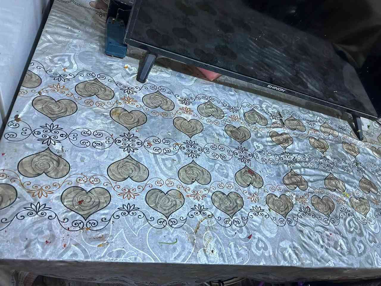 ميز طعام يتكبر ويتصغر قياس متر ونص مستعمل السعر ب50 وبي مجال الي يشتري يتصل او مراسله على واتساب على الرقم ***********
