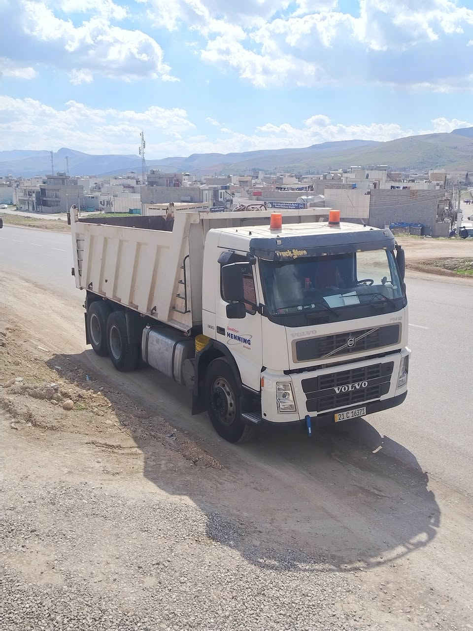 سلام عليكم للبيع فالفو 2004 سيارة جديدة بلادي طويله مكفوله من التطواله محرك ستندر لا تنقيص ولا تبخير كير 3/3  مجموعه جديدة بدي تفصال جديد تبريد ثلج بلادي سنويه لل2031 توني محولهه بسمي شخصين السيارة جاهزة للشغل/ ***********/ مكان السياره بغداد
