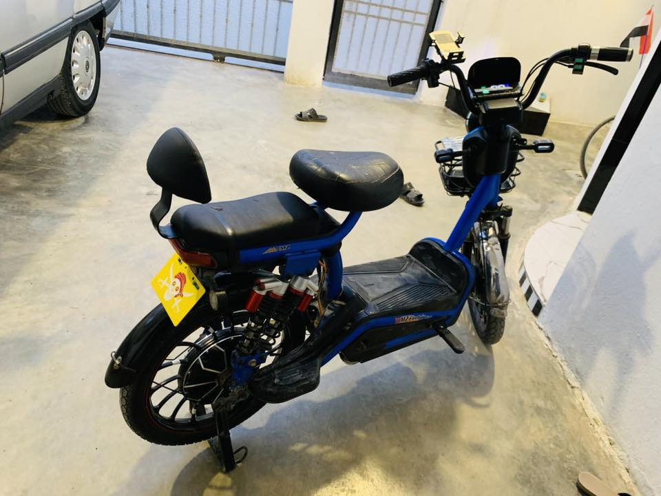 السلام عليكم للبيع دراجه شحن موديل 2025دراجه شرط كلها شغاله شلعه بيها فول بطاريات شرط جدد  ماينزل شحن كهربائيات كلها شغاله أربع سرعات تثبيت سرعه بيها تايرات جدد  السعر 190بي مجال الشراي يخابر عل رقم ***********
