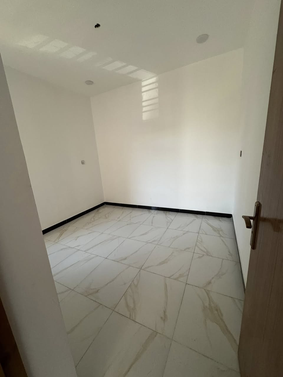 دار للبيع
المساحه 50م 

الوجه 4 نزال 12/50

يحتوي على صالة 🏠

ومطبخ 🧑‍🍳وخدمات 🧽

وغرفتين نوم 🛌🛏️

العنوان الرسالة الثانية شارع الرافدين 

قرب أسواق التفاحه

الاستفسار ***********
