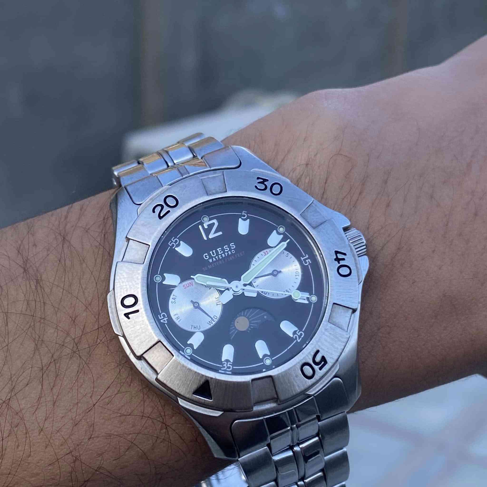 ⁨ Guess WATERPRO🔴
مزيج بين المينا المميزة و مؤشر شمسي قمري ✨
🔹لون مينا اسود مميز
🔹سناتر شغالة ايام اسبوع و شهر
🔹هيكل و سوار ستاتلس+رنك دوار 
🔹مقاومة للماء 50 متر
🔹مؤشر شمسي قمري
🔹مستخدمة بنظافة ١٠٠٪؜
السعر بالموقع 70 دولار 
بس يمنا سعرها بس 60 الف 😎⁩
***********
