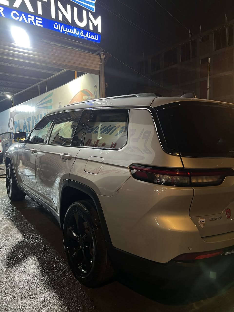 جيب ٢٣ للبيع لمتد بلاص اعله فئه من اللمتد كلين بدون حادث 
***********   مكان السياره بالعطيفيه
مواصفات
راداد ٣٦٠ درجه
٦ كامرات ٣٦٠ مع كامره داخليه لمراقبه الاطفال
كشنات كهربائيه تدفئه وتبريد 
كشنات خلفيه ملكي منفصل تدفئه
المكينه ٣٦٠٠ سته سلندر
لايت زنون
ويل حجم ٢٠ تايرات بيرلي اصلي سعر٩٠٠$
فتحه السقف بانوراما
السياره سبعه راكب وجديده بمعنى الكلمه اني مستوردها وعله ايدي من دخلت لحد هسه مابيها قطره صبغ السياره البجم مالها مفتوح ب امريكا واجتي اهنا نشدت الغراض بيها
ماشيه السياره ٢٨ و مندخلت للعراق جانت ماشيه ٢٠ الف
