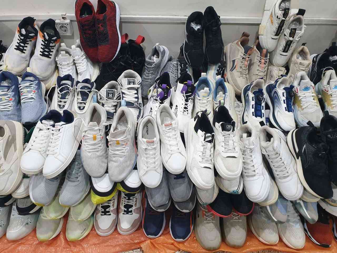 السلام عليكم احذيه سنغافوري اولى جاهزه ١٤٠ قطعه البيع جمله فقط للتواصل واتس ***********
