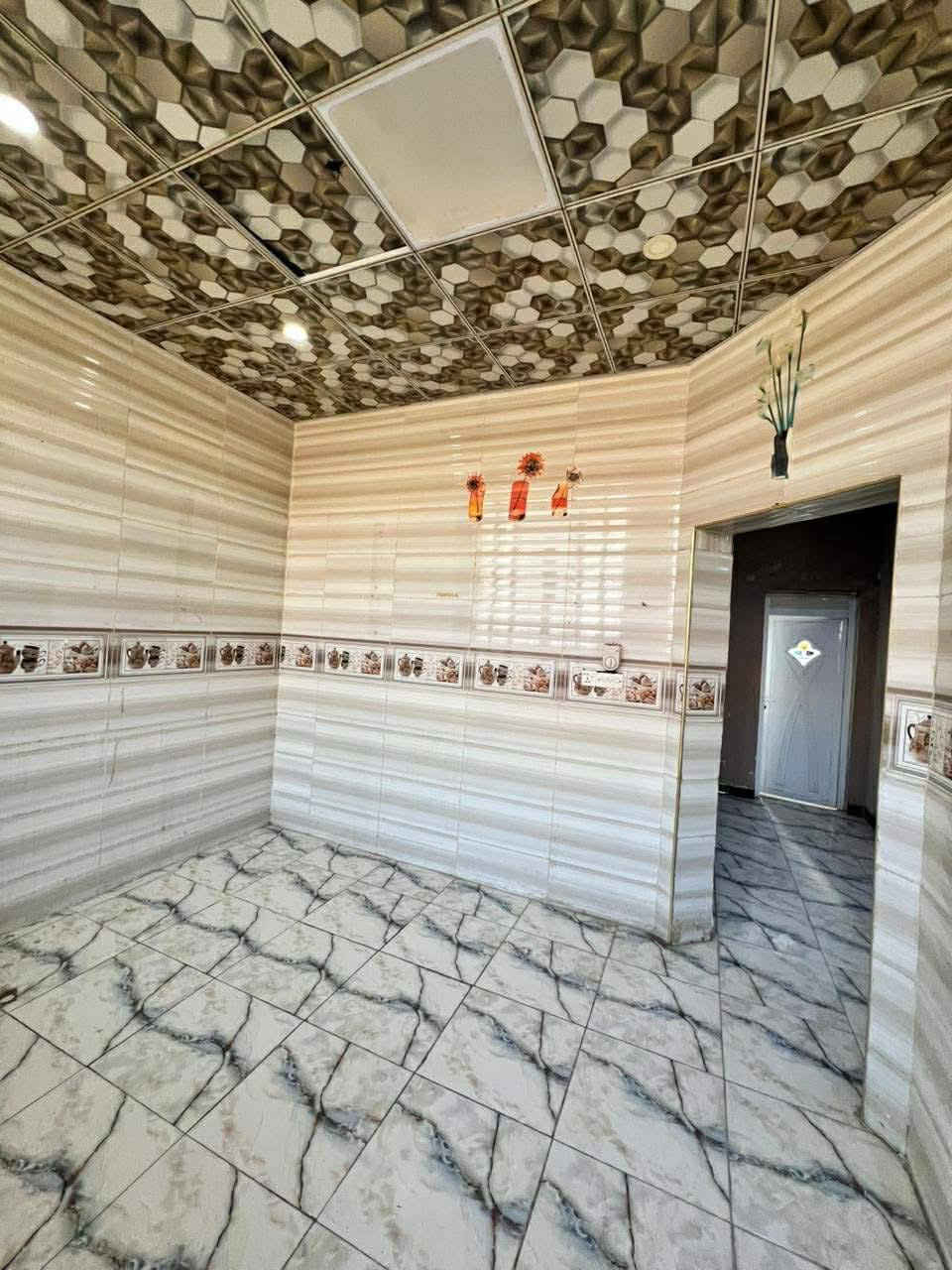 بيت للبيع مكانه السماوه  عد ال معالي   خامس بيت عن الشارع الرئيسي السايدين مساحته ٢٢٥ متر زراعي قرار محكمه  رقم التطويب موجود  البيت بناء مسلح  طابق ونص   يحتوي على غرف عدد ٣ وبراني ومطبخ وصاله   وصحيات داخليه وخارجيه  ‭0780 715 4543‬
