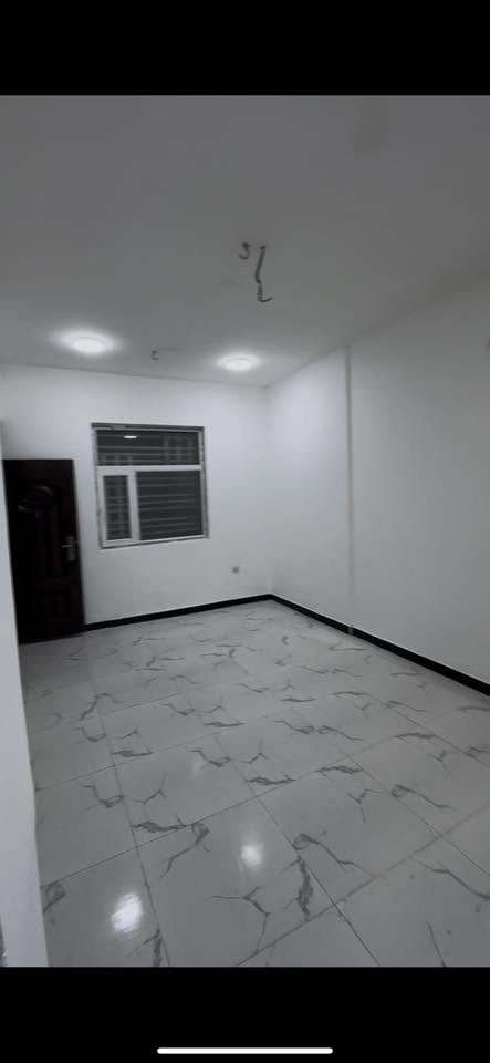 بيت في مجمع السلام السكني المرحله الثالثه
الدخول عن طريق عامود رقم واحد 
او عامود  22 شارع جامعة الكفيل
بيت 200 متر طابقين   
استقبال 
ثلاث غرف نوم 
مطبخ بارد ومطبخ حار بناء
صاله كبيره 
ثلاث صحيات 
بي اضافات 
بناء مخزن في الطابق الاول  طول 9متر وعرض 4متر 
بناء مطبخ حار خلفي 3في 2,5
إضافة خط ماء اساله للبيت كله 
إضافة كتائب حديد للبيت كله مع إضافة باب حديد للباب الداخليه 
زيادة ارتفاع الجدران للبيت كله 
البيت جديد وفارغ وجاهز للسكن
بيع بسعر مناسب جدا 
للأستفسار اتصال على الرقم 

‭***********‬
