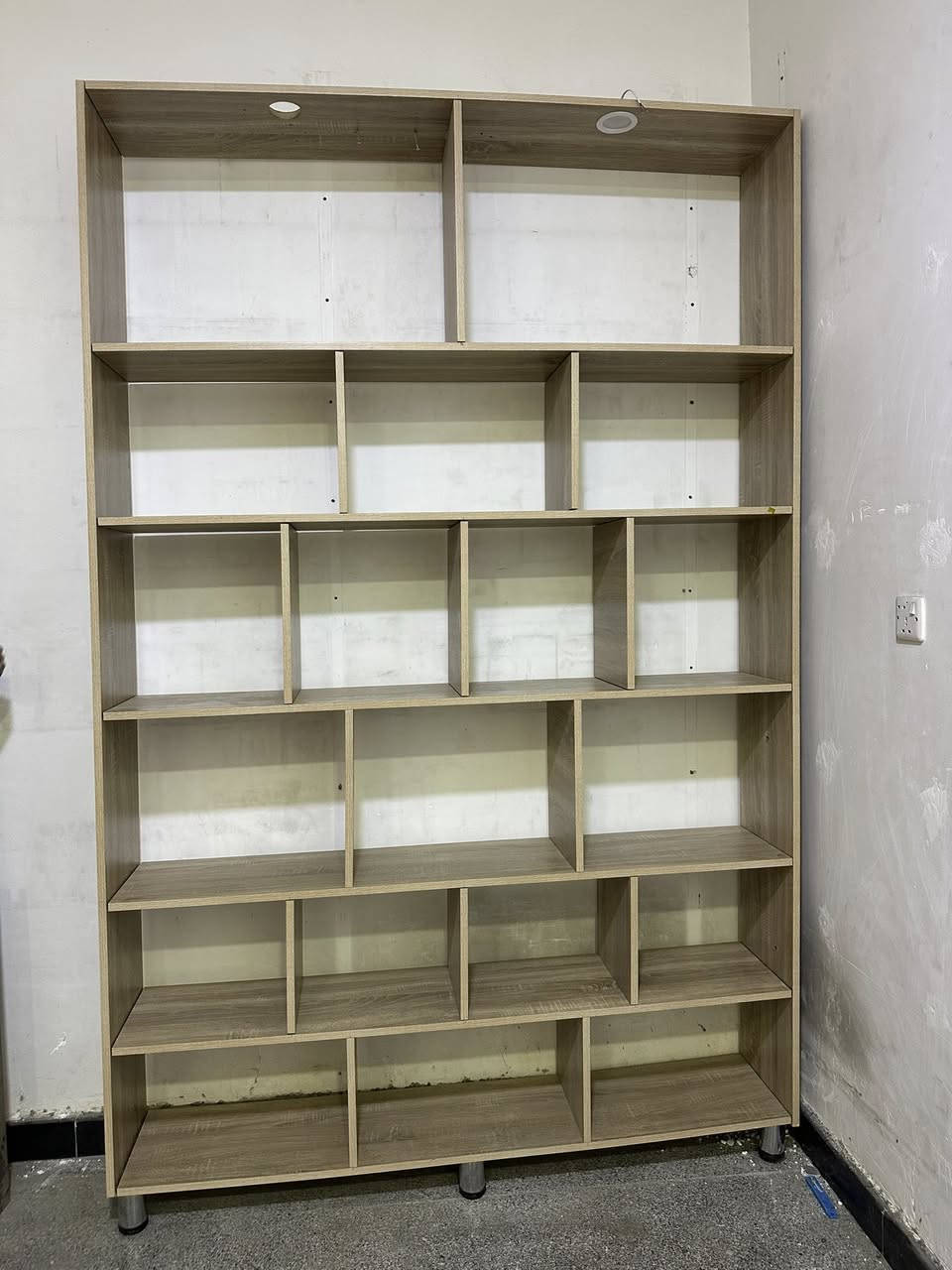 السلام عليكم فاترينه للبيع
خشب mdf لون الخشب كلاسك 
ملاحظة ( جديده غير مستعمله نهائياً ) قبل شهر فصلتها 
الارتفاع 250*
العرض 160*
العمق 30*
عنوان بغداد الغزاليه 
للاتصال ***********
