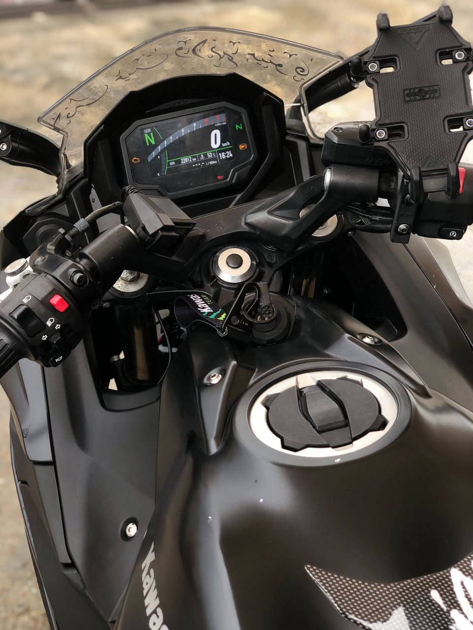 سلام عليكم
Kawasaki ninja 650cc
 موديل 2021
 2بستم 
مبدل كفرات( موجوده كفراتها الاصليه )
ماشيه 22الف وقابل للزيادة 
 مكاني   بغداد  *********** واتساب فقط
