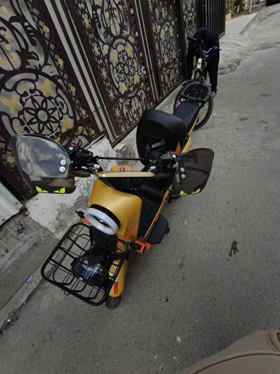 السلام عليكم دراجه X900 GT  خمس بطاريات دبل مبدل جديد الدراجه مزوده عقل وملف لو 💛ذهبي 
سعر الدراجه 
وي الأغراض  إلي  بيه 475 
بدون الأغراض 450  بيه مجال كلش قليل حك الجيه الدراجه جديده  المكان الصليخ  
رقم الهاتف ***********  يوجد واتساب  
موديل الدراجه 2025
