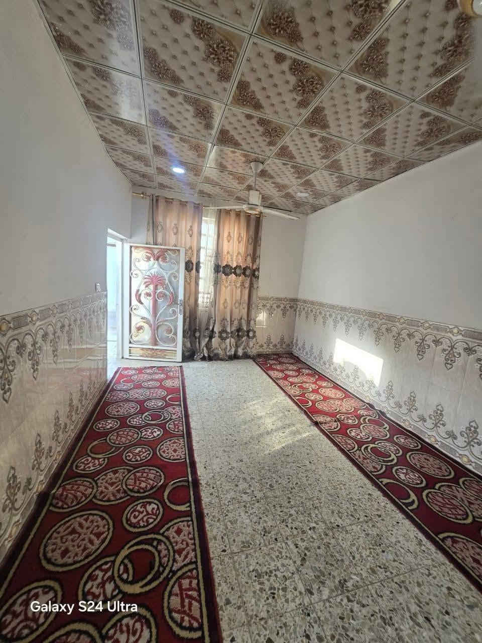 دار 100 متر للبيع 
مقابيل باب خرؤج المطار وتنزل مسافه 100 متر 
الاساس تجعيب طابوك السقف عكاده 
البناء بلوك 
سقوف ثانوية 
سيراميك 
يتكون من 
غرفه وصاله ومطبخ واستقبال 
وصحيات داخليه وخارجيه 
ومنور ع طول الصاله 
بدون دراج وبدون ستاره يعني تشاريف 
تفاصيل أكثر خاص 
رقم صاحب الدار ***********
مندوبه ام جنه
