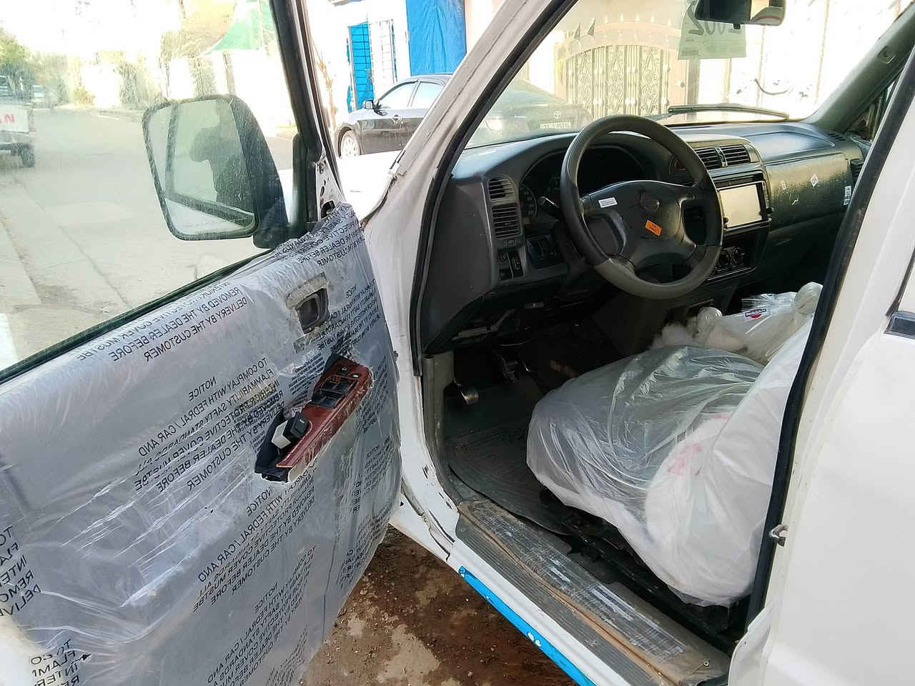 بەناوی خودای گەورە 
نیسان پاترۆڵ 
مۆدێل 2002 
ماشااللە ئەڵێی بوکە 
جام کارەبا و abs  شاشە ئایپات  تاقمێ تەرجیلی ماشااللە گوێ کاسەکات  
سەیارەکە کامل کاتمو 
 بەرگە کوشنی بۆکراوە 
سەیارەکە ئارمی سۆرانە 
پەڵە پەڵە بۆیاغی هەیە  بەحیزام دەیفرۆشم 
 ماشااللە سەقفوشانی وەک شوشە وایە قەترەی پێوە نیە 
کارەبای بەشەرت 
تەقەو رەقەی بەشەرت 
یەک مەسروفی بچوکی تیایە و هیچ تر 
ماشااللە ژێری ئەڵێی تۆپە
هەڵسانو قوەت بەلای خۆیەوەیەتی 
تاقەنەیە  
ناو نیشان چەم چەماڵ 
***********  خوایە هەر کەس کریتی بێتەمایەی خێرو بەرەکەت بۆی
