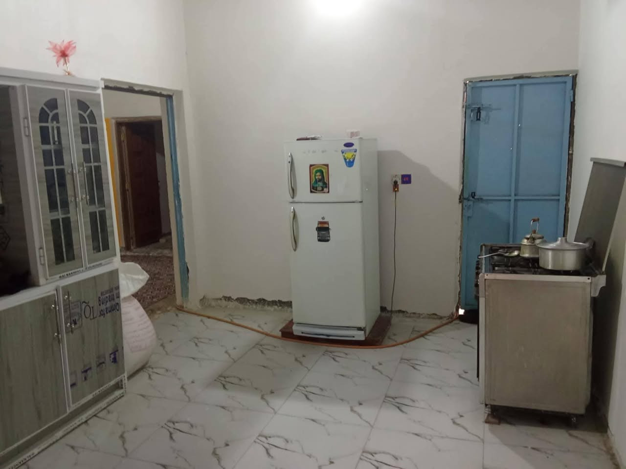 بيت 250 متر قرار محكمه عند ال ابو حجر من جهه منطقه 22 مقابل مجمع الخير بناء طابوك عالي عن الشارع غرفتين ومطبخ وصاله 9 متر وحمامات عدد 2 ومرافق خارجي البراني عايز بس عكاده وهذا رقم صاحب البيت ***********
