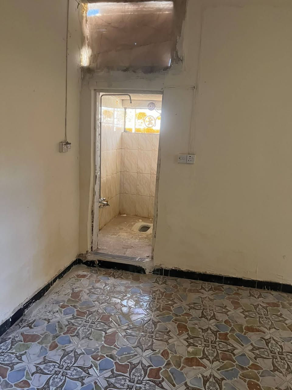 بيت 100 متر مربع ايجار قرب شارع السوداني طابق واحد نضيف جدا يحتوي ع غرفه نوم سويت و استقبال و مطبخ و حولي و حمام خارجي البيت مدخلين ايجاره 200 اي استفسار اتصل ‏‪***********‬‏
