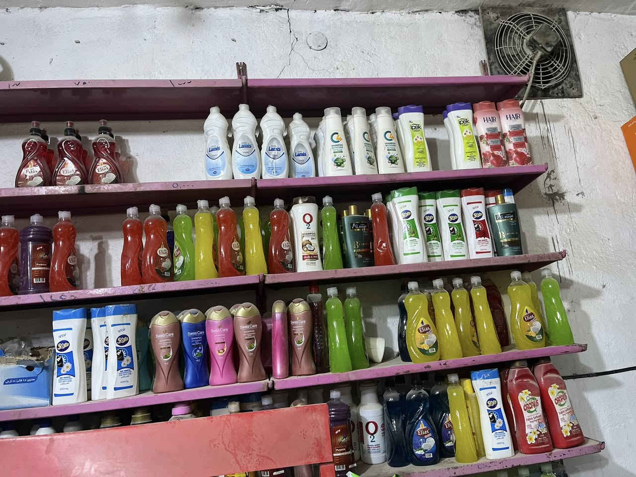 سلام عليكم أسواق للبيع مكانه مرتب إيجاره 225 موجود مخزن وبي 11عارضه وسبلت عامودي 3 طن جديد موجود اسم اسواق قطعه جبيره تقريب 3 متر وعارضه حلويات حجم كبير بل مخزن وعارضات ثنين مال سماعات و 4 بطحيات سبب البيع ابو الاسواق ما متواجد ومتروكه بيد العمال مكانه نجف حي ميسان دخله اليومي إذا ترتب 400 يوصل بس كون بي بضاعه هسه المحل فارغ دخله 200 او 250 يعني زين شغله مكانه حلو علا شارع عام للاستفسار ***********
