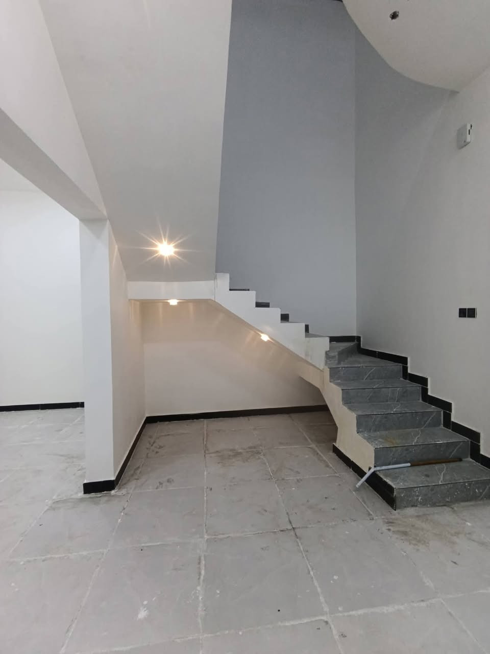 ♦️يعلن مكتب عقارات المسار
***********
عن دار للبيع 🏚️ 
في شط العرب باب االهوى 
♦️المساحة 190
♦️بناء درجة أولى بلوك + شارع البيت 10 متر تبليط
♦️يحتوي البيت ع غرفتين+ صاله +مطبخ + دوانيه + حمامات داخليه وخارجيه+ 

♦️السعر 99 وبي مجال 
للاستفسار اكثر اتصل  
***********
نستقبل عروضكم دور سكينه وقطع اراضي في شط العرب فقط
