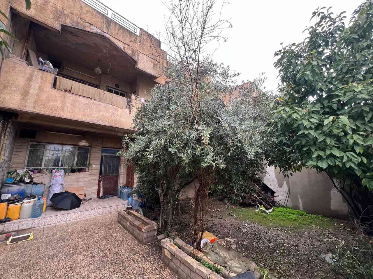 بيت للبيع حي المشراق /مقابل مدرسة الجماهير الابتدائية 
المساحة 212 متر الواجهة 10 ونص 
البيت طابقين بناء قديم  كما موضح بالصور 
سند ملك صرف طابو شرط التحويل
اكتب تم يصلك سعر المتر مباشرةً 
للاستفسار الاتصال على الارقام 
***********
***********
