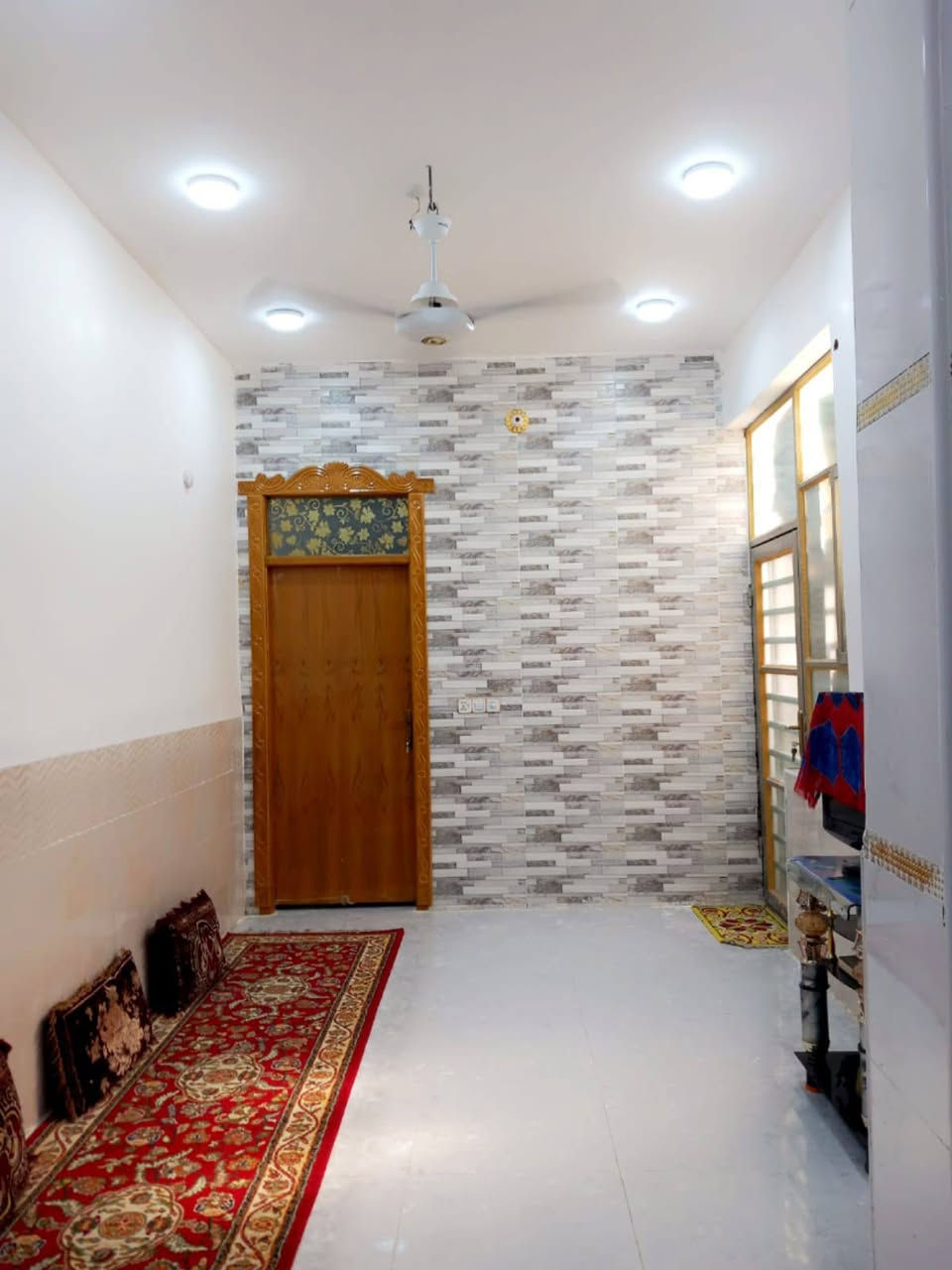 دار للبيع بالنداء شارع مجمع بيتي منطقة 52 قرب جامع الاحسان طابق ونص مساحة البيت 100 متر يباع نقد او المبادرة سعر 95 مع المجال رقم الهاتف واتساب ***********
