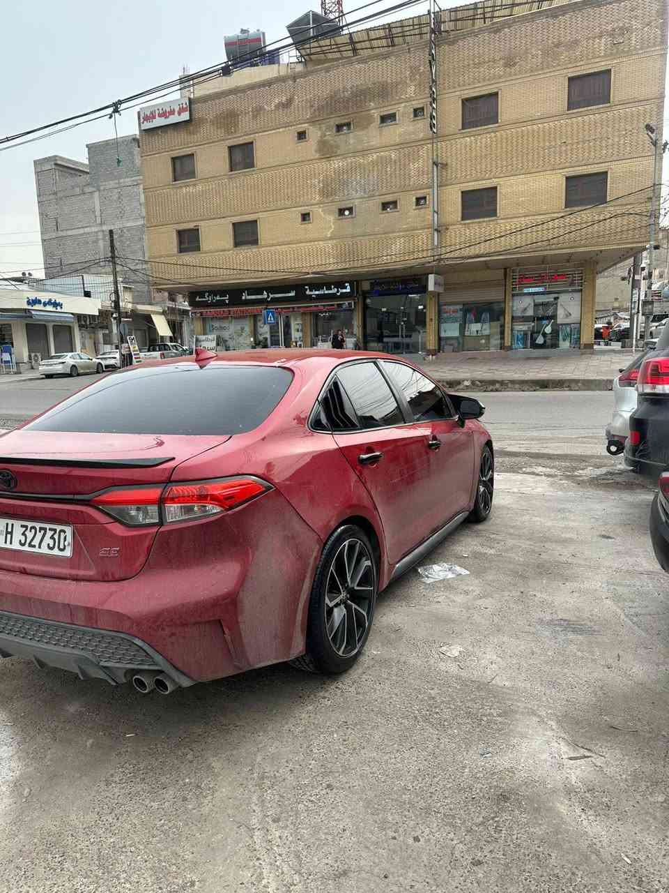 چوار پارجەی بۆیاخە یەک تۆز لای سەکنی گرتە
پێشوپشتی گێڕو مکینە بەشەرت
سەیارەکە بێ مەسروفە
کوشن جلدە 
یەک بست کارتی سقفی هەیە
رەقەمو سەنەوی هەموی نوێە
*********** أربيل, العراق
