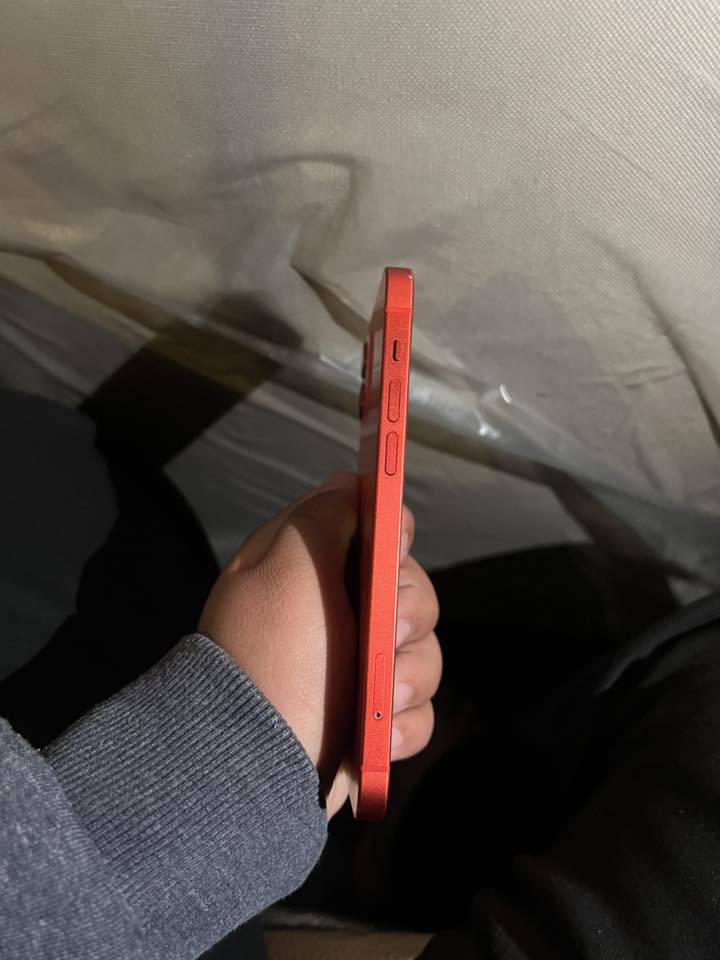 السلام عليكم ورحمة الله وبركاته جهاز ايفون ١٢ عادي للبيع جهاز لون احمر جهاز وتر بروف ممفتوح ولامبدل شي جهاز لوك كلة شغال فيس ايدي شغال الجهاز ذاكرة ٦٤ بطارية ٧٧ مكاني بغداد السعر ٢٢٥ وبي مجال 
***********

***********
