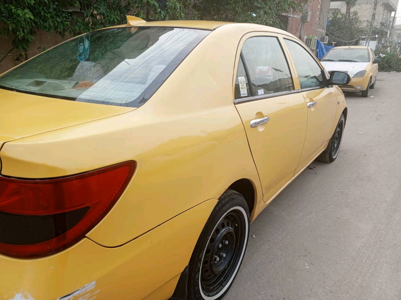 يالله سلام عليكم 
بي واي دي موديل 2013 اف 3بيها ضربه ب الجاملغ الامامي وبنيد مصبوغ بيها خياس بالقماره كد اصبع كير محرك كفاله تبريد شغال بس نزرفت الصونده وطار الغاز تدفئه شغاله تخم تاير جديد رقم بغداد بسمي وبيها الايسي واكف مكان السيارة الغزاليه شارع الضغط 
***********0