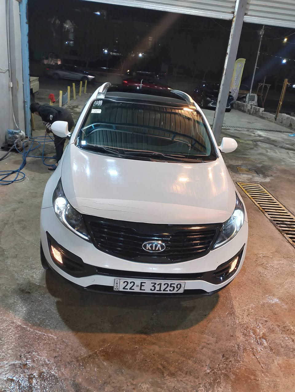 السلام عليكم
سبورتج 2014 خليجيه 
رقم اربيل الدولي باسمي تحويل مباشر 
مكينه 2000 دوش
بيه صبغ ربع جاملغ امامي يمنه اثر طخه 
وباب صدر 
يعني صبغ قطعه ونص 
وبابتين جهه سائق مفتوحات اصليات نفس لون بدون صبغ 
بدون دواخل لغود شواصي وحوض وتكم بيبان كلهن مكفولات بدون ايرباك 
سياره جاهزه مابيه نقص 
مكانه بغداد حي تراث 
السعر 135
***********
