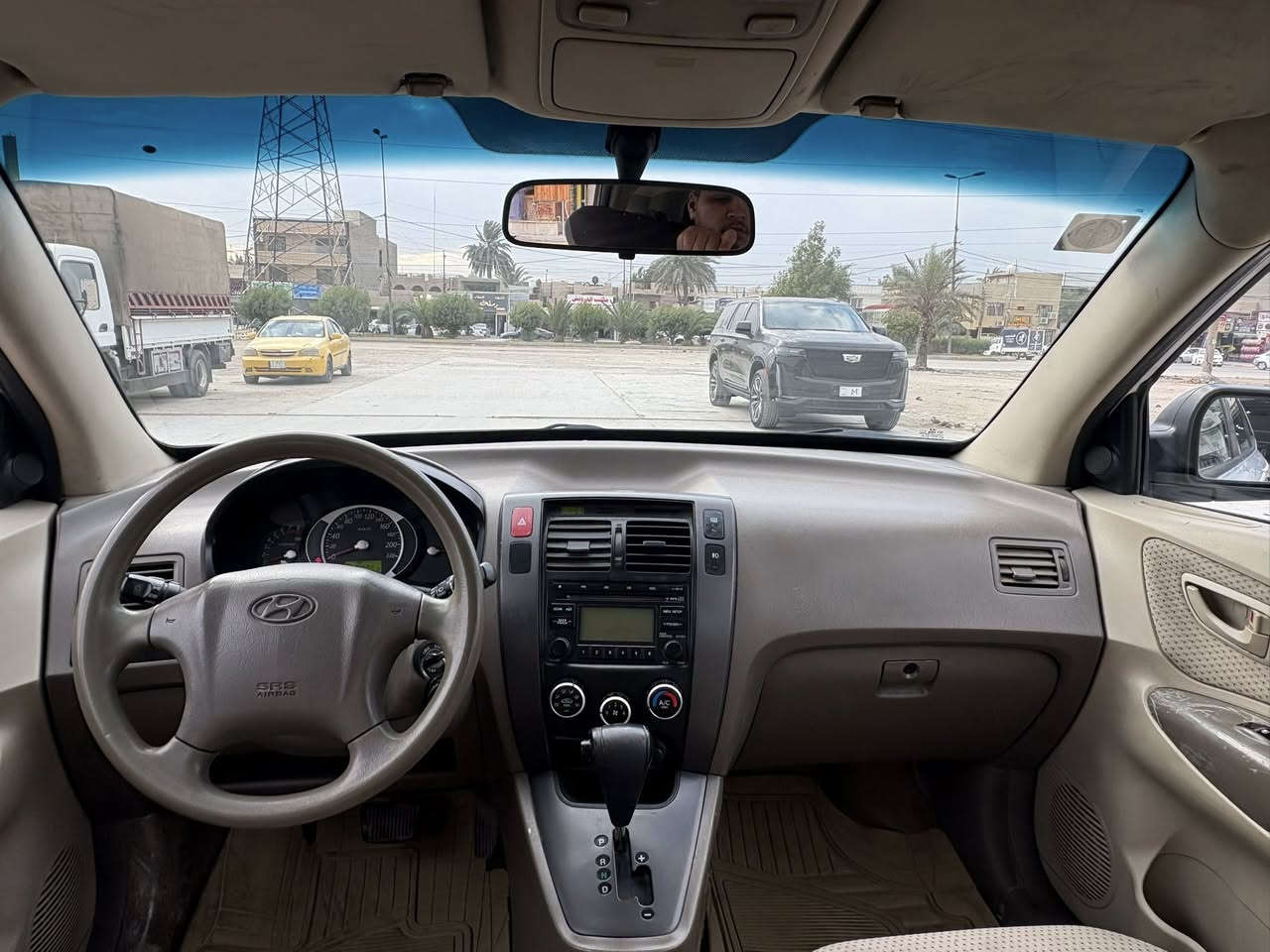 السلام عليكم توسان 2010  مكفوله كفاله عامه من الصبغ والضربه والبارد  بيها ملاحضه بسيطه بل جاملغ عل كد اصبعين مابيها لاصبغ ولابارد كير ومكينه مكفول تخم تاير جديد السياره باسمي  رقم بغداد انكليزي تحويل ثاني يوم 
مكاني بغداد الغزاليه
*********** واتساب
***********
