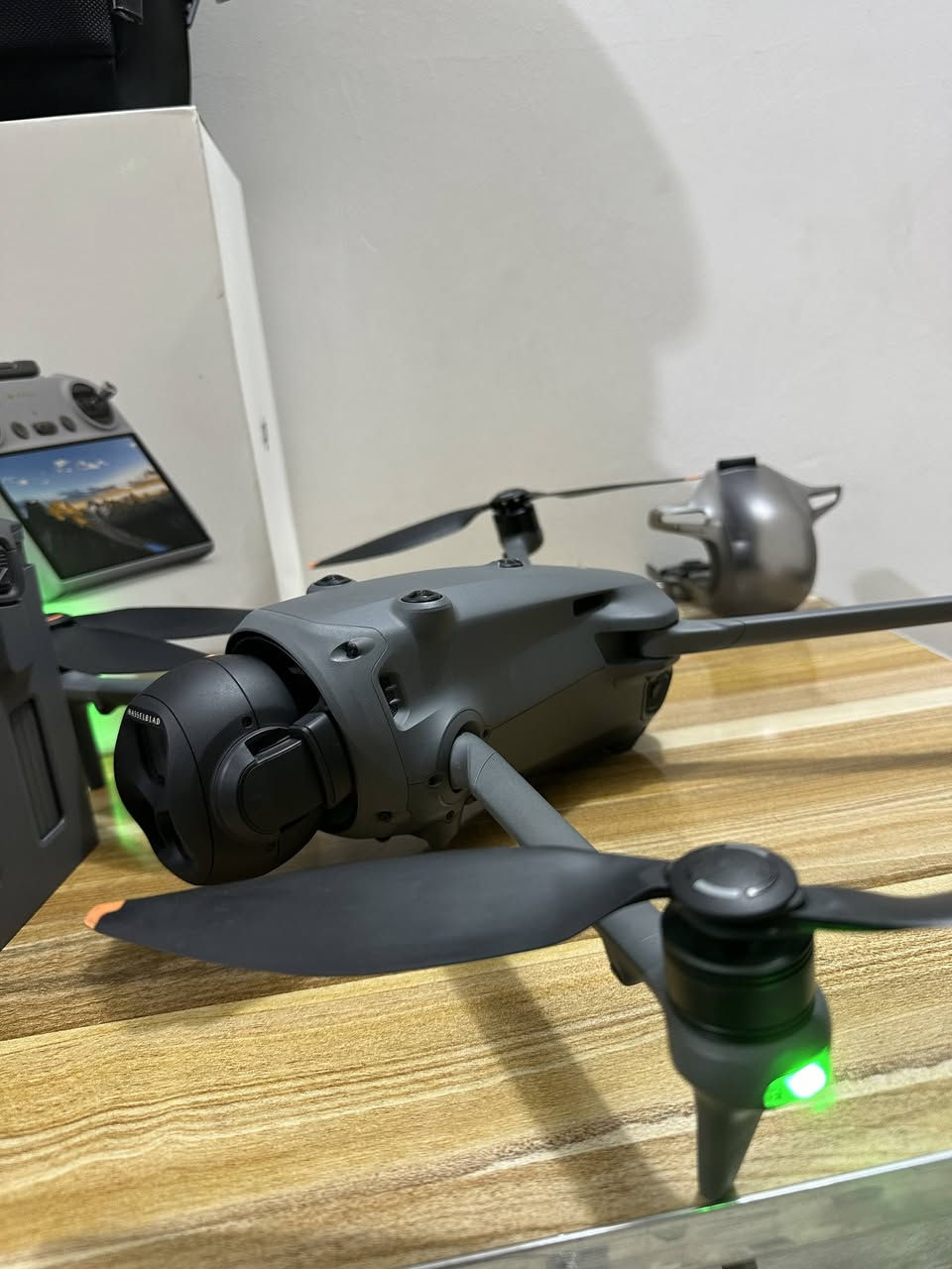 سلام عليكم ورحمة الله وبركاته
البيع 
درون مافك 4 برو  MAVIC 4 PRO النضافه 
مثل ما موضح بالصوره نضافة خير من الله 
الاستفسار خاص


**إذا كنت صاحب هذا الإعلان وتريد حذفه لأي سبب، رجاءا أرسل رسالة إلى الدعم الفني**
