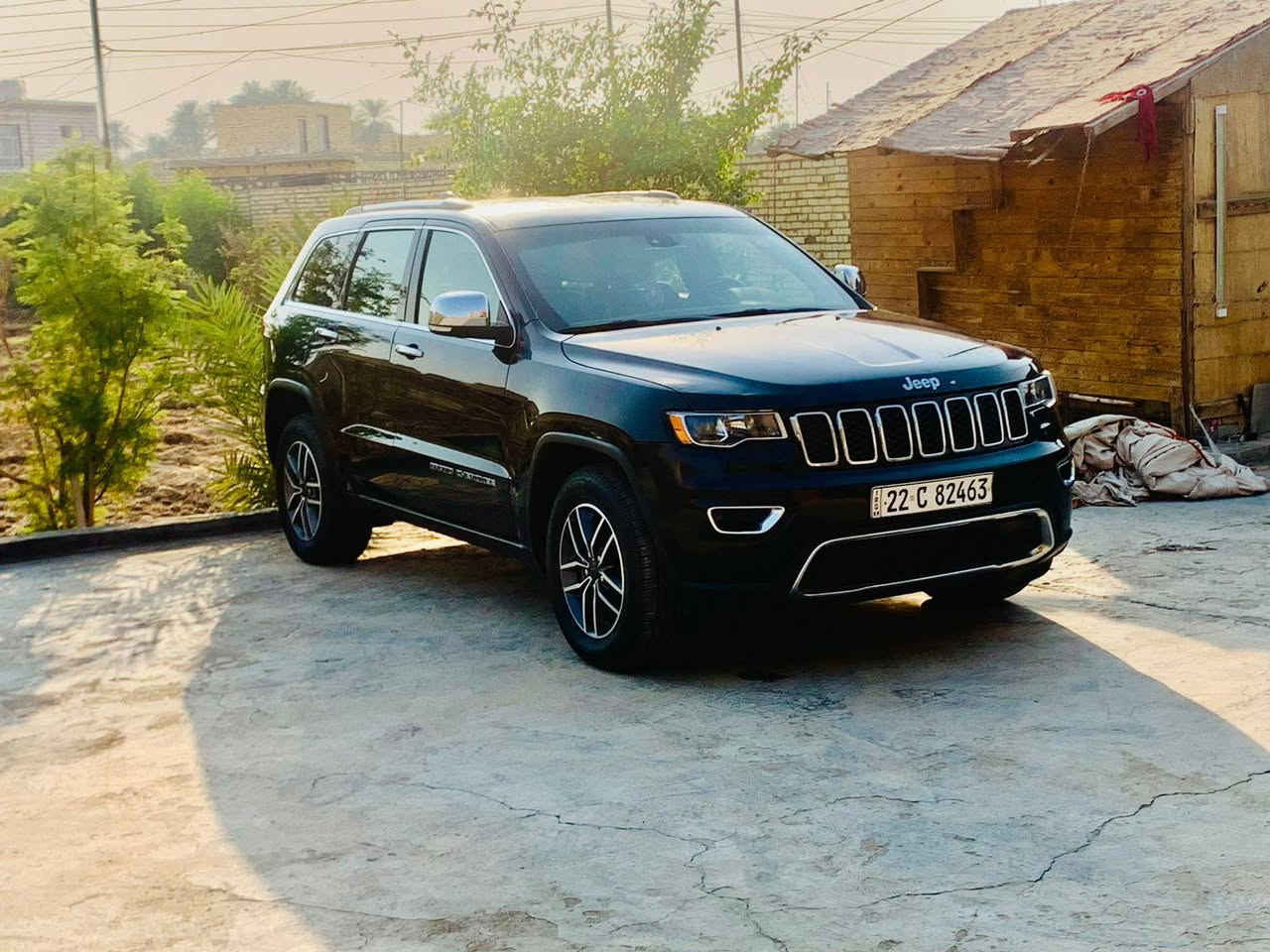 💎 للبيع: جيب كراند شيروكي 2021 (Limited - نسخة 80th Anniversary) 💎
السيارة نظيفة وجديدة حيل، للي يدور الراحة والنظافة، جيب كراند شيروكي (لمتد) نسخة الـ 80 عام الخاصة، مواصفات (واحد على واحد).

• الحادث: شبر بالجاملغ وشبر بالبنيد صبغ فقط، بدون فتح أو تبديل أي قطعة والقطع كلها أصلية.
• السيارة مكفولة كفالة عامة من (الشاصي، الكشر والشخوط، المحرك، الكير، والحدادية)، وباقي السيارة كلها بحالة الشركة.

⚙️ المواصفات العامة:
• الموديل: 2021 (نسخة 80th المميزة).
• المحرك: 6 سلندر (V6).
• المسافة المقطوعة: 60 ألف ميل.
• اللون: أسود شذري مميز.
• الرقم: أربيل (بإسمي السنوية).
• الإطارات: تخم تاير جديد.
• الموقع: محافظة بابل.

🌟 المواصفات (واحد على واحد):
• بانوراما.
• الكراسي: جلد "حضن" (تحكم كهرباء جهتين) + خزن ميموري + تدفئة وتبريد.
• ستيرن: كهرباء وتدفئة.
• الشاشة: كبيرة 8.4 إنش تدعم نظام كار بلي (CarPlay) وخرائط جوجل.
• المرايا الجانبية: تدفئة (تبخر المطر والضباب) + مرايا قلابة عند الرجوع + تعتيم ذاتي.
• التكنولوجيا: نظام تشغيل وإطفاء ذاتي للمحرك.
• وضعيات قيادة: (Sport + Eco).
• نظام الرادار: رادار خلفي وجانبي مع خاصية (البريك التلقائي) عند استشعار أي جسم خلف السيارة.
• نقطة عمياء، حساسات خلفية، وجنطة كهرباء.

💰 السعر والتواصل:
• السعر المطلوب: 260 ورقة ($26,000) وبيه مجال بسيط للشراي.
• للاستفسار اتصال: ***********
*********** واتساب 

ملاحظة: السيارة نظيفة وجديدة حيل حيل، والرزق على الله.
