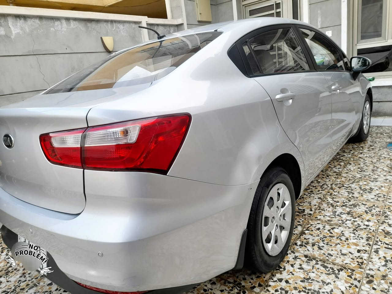 السلام عليكم اخوان كيا ريو ٢٠١٧ استلام شركة سلفر ماشية ٤٦  .. رقم بغداد الجديد محرك ١٦٠٠ قطرتين .. كيرAT .. تبريد ثلج بدون ذرة دوانز .. الداخل لونين ( كير محرك صدر  كشر كله مكفول عدا الجاملغ الخلفي رش بسيط جدآ يم داير التاير)
مواصفات اعتيادية تحكم جهتين ..حساسات .. نظام ايكو .. مثبت سرعة .. نظام ABS .. حاكية ولاقط وبلوتوث USB 
قفلها من الاخير بدون عملة ١١٥ ورقة 
مكان السيارة .. المحمودية حي الموظفين  
للاستفسار  الاتصال على الرقم   ***********
