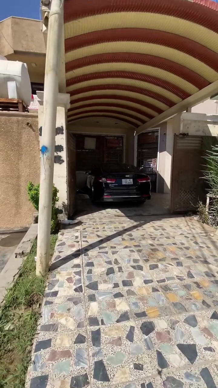 لسلام عليكم دار للبيع مساحه ٢٠٠ متر واجهة ٨ نزال ٢٥ بيت كامل مكمل كاعيه مرمر حائط سيراميك بنا جديد و حديث بي غرفتين نوم و ستقبال ١٠ أمتار  + مطبخ حار و مطبخ بارد درج دوار بيت كامل الصطح شتايكر وبي محل مال عيش تكدر اتجرأ و انته تفتحه و بعد بي هواي تفاصيل للستفسار اتصال بل رقم *********** بي واتساب  مكانه بل زعفرانيه حي الوليد قرب أفران الزيتون السعر ١٧٥ قابل للتفاوض
