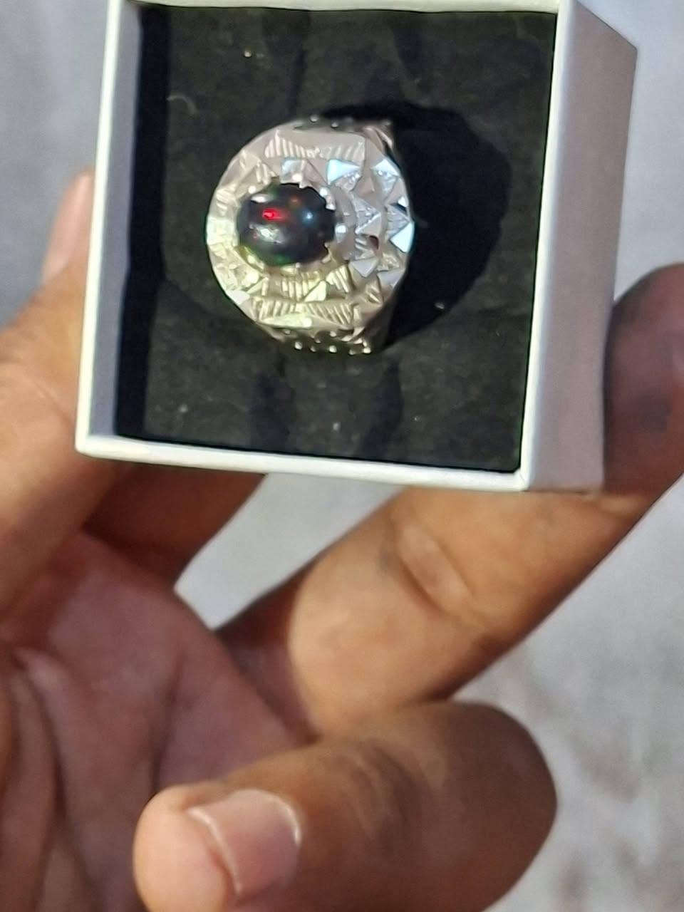 السلام عليكم وين عشاق الاوبال  925 طلاء راديوم
ب 80 وبي مجال للطيبين 
***********
