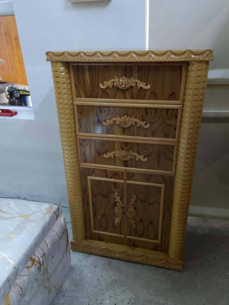 #قسط_غرفتك_براحتك
✔️ ويانا مدة التقسيط سنة و نص بدون مقدمة 
✔️ لحاملي ماستر كارد الرافدين من الموظفين و المنتسبين و المتقاعدين
✔️ يوجد فصال حسب الطلب
✔️ يمكنكم استبدال غرفكم القديمة بغرفة جديدة وتقسيط بلفرق
✔️ غرف نوم باحدث الموديلات من خشب الصاج
☐ 📌العنوان : الموصل / الجانب الأيمن شارع بغداد مقابل مطعم العزايم مدخل حي الاابارمعرض اثاث الانوار (يوجد واتساب)


**إذا كنت صاحب هذا الإعلان وتريد حذفه لأي سبب، رجاءا أرسل رسالة إلى الدعم الفني**