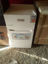 ثلاجة غرفة • حجم صغير