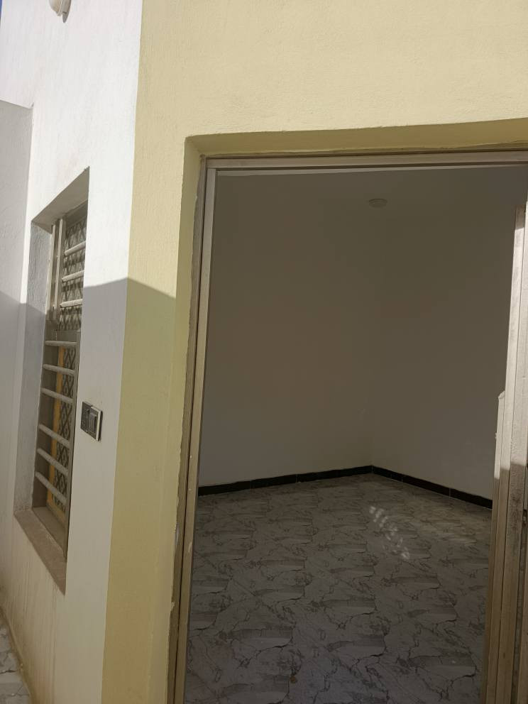 100 متر مربع للبيع يحتوي على غرفتين نوم وصاله واستقبال ومطبخ حار وبارد وصحيات صب كونكريت وطابوق شغل درجه اولى
البيع مستعجل اقل من السوك
***********
