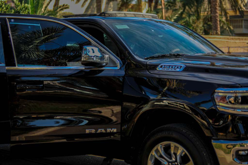 رام 1500 لمتد لونك هورن .خليجي
الموديل : 2023 . (وكالة) هارلم.
رقم اربيل 
العداد :  (47000Km)قابل للزيادة .
المحرك : V8 5.7L . 
الضمان : 3 سنوات او 60 الف كيلو متر . 
مغلقه PPF بالكامل ضمان 10 سنوات
تضليل سنويه لل2027
فول مواصفات 1/1

المواصفات :
* دفع رباعي 4x4. 
* رادار امامي مع مانع تصادم. 
*رادار خلفي
* نقطة عمياء. 
* تحذير الخروج عن المسار.
* 5 كاميرات (360) درجة. 
* لوحة القیادة دیجیتال.
* شاشة عرض لوحة القيادة على الزجاج الأمامي داته شو. 
* لمسات داخليه من الخشب.
* استطفاف ذكي (اوتوپارك).
* دوسات جانبية كهربائية.
* المصابيح الأمامية زنون.
* كشافات الضباب زنون. 
* المصابيح الأمامية LED.
* المصابيح الخلفية LED. 
* دخول ذكي (بصمة). 
* تشغيل عن بعد.
* مقاعد من الجلد الفاخر. 
* المقاعد كهربائية مع ميموري.
* المقاعد الأمامية تبريد وتدفئة. 
* المقاعد الخلفية تبريد وتدفئة. 
* شاشة كبيرة 12 أنچ.
* نظام ملاحة نفكيشن GPS.
* حساسات امامية وخلفية.
* سقف بانوراما.
* مانع تصادم خلفي. 
* مكيف خلفي.
* ويل كروم قياس 20 انج.
* نظام اطفاء وتشغيل اوتماتيكي.
* مرايا كهربائية جانبية من الكروم قابلة للطي كهربائيا.
* شاحن موبايل لاسلكي (واير ليس).
* الشباك الخلفي كهربائي. 
* المرايا الجانبية تدفئة. 
* باب الصندوق كهربائي.
* امكانية تعديل ارتفاع دواسات البنزين والبريك.
* هاند بريك كهربائي.
* المرايا الوسطية كاميرا. 
* حساسات امامية. 
* حساسات خلفية. 
* مرايا مع خاصية التعتيم الذاتي. 
* مساحات تخزين إضافية تحت المقاعد.
*غطاء صندوق المنيوم
*العنون بغداد الكرخ 
***********
