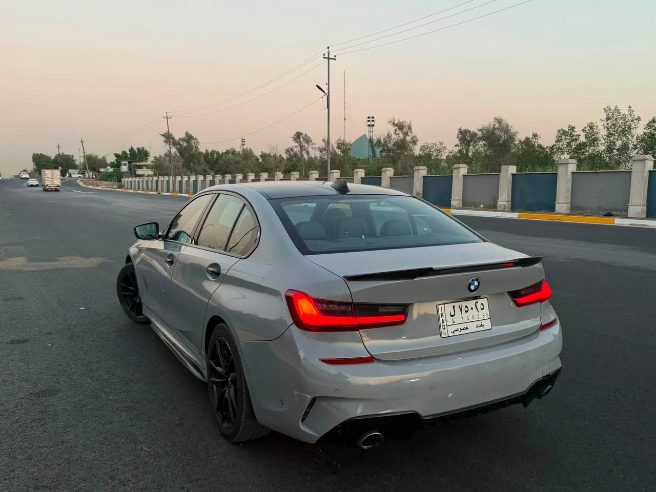 السلام عليكم
330i 2020 للبيع 
مصبوغة حزام السيارة اصلها اسود 
صور الحادث مرفقة 
السيارة ماشية 119KM 
السيارة بيها نقوصات بسيطة 
مكينة كير مكفولات بانزين محسن و دهن امزويل بي ام دبليو 
مواصفات السيارة مواصفات البي ام الاعتيادية 
السيارة عارضها ب 17,500$ قفل 
مكان السيارة بغداد زيونة 
*********** 
شكراً

