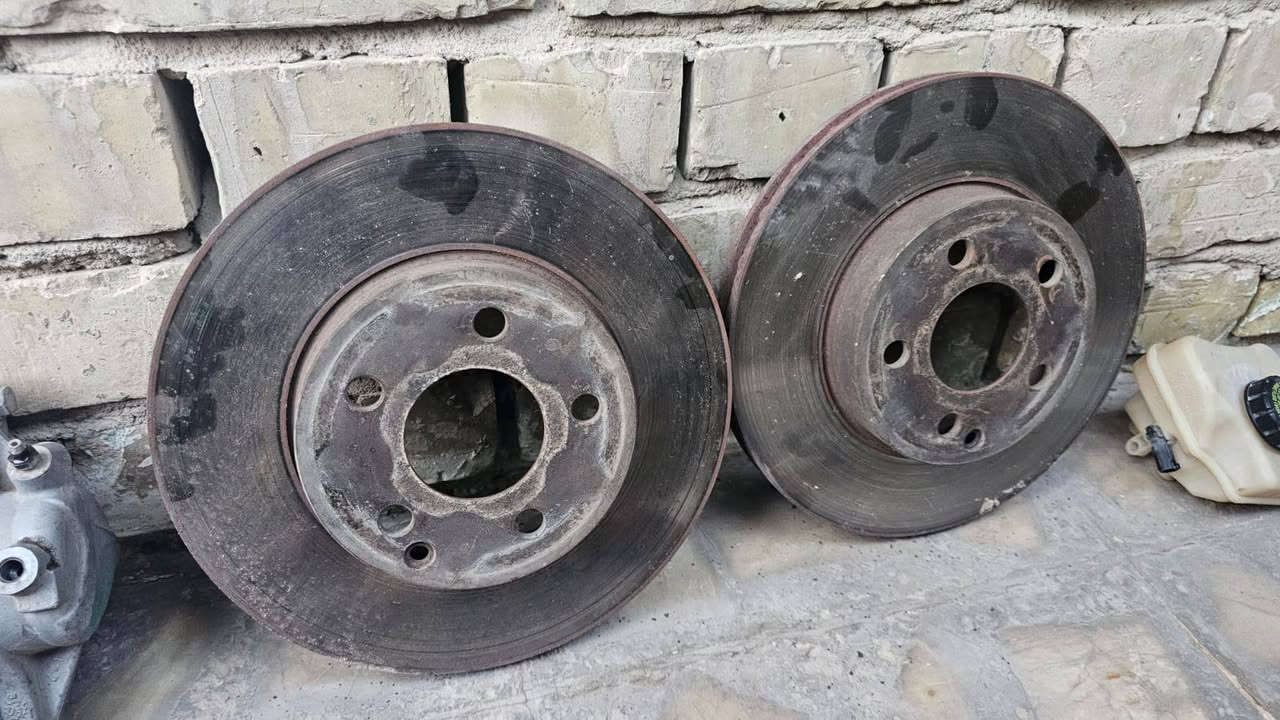 اخوان  هذني زوج  فلنجات  وفجين ودسكات  ودبة مال دهن بريك  نظيفات  فول  مال مارسيدس  211  موديل  2008    ..  E200 مكينة أربعة سلندر  امامي  السعر  200 الف    ***********

