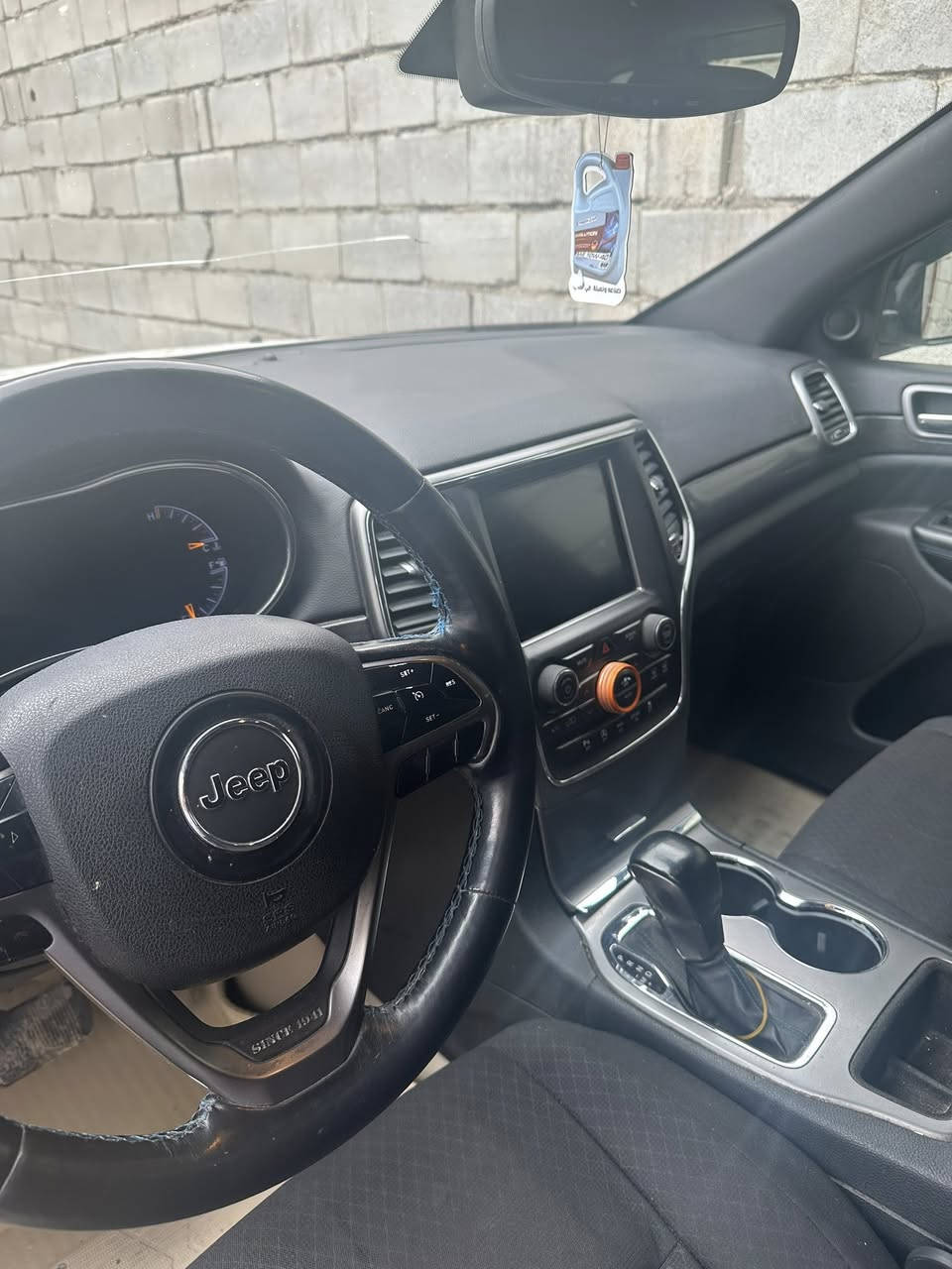 جيب كراند شيروكي مديل 2018 وارد امريكي كفاله كير محرك حداده اماميه وخلفيه جنطه كهرباء تشغيل عن بعد توقف ذاتي بريك طوارئ حساسات خلفيه ومبدل بساتم 2014 يعني انسى لدوانز الضرر جاملق الخلفي مصبوغ رقم بصره مميز  السعر 225 وبيها مجال قليل***********
