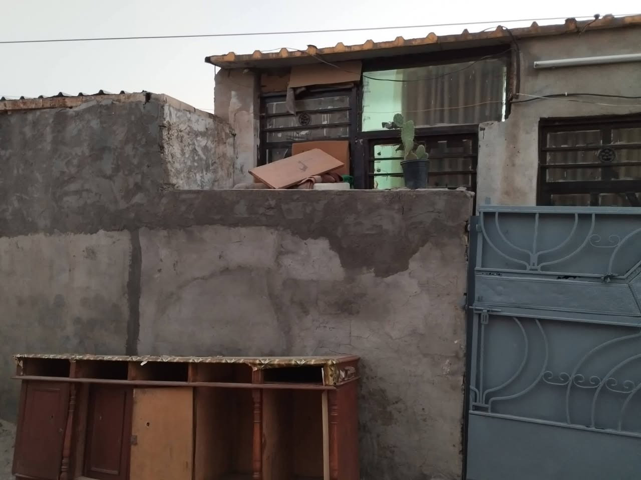 للبيع بيت 80 متر مربع سقف سندويج ابو دشير شارع خط النفط سند ٢٥ مكلف بل نشر *********** :*********** وجهه عله شارع خط النفط
