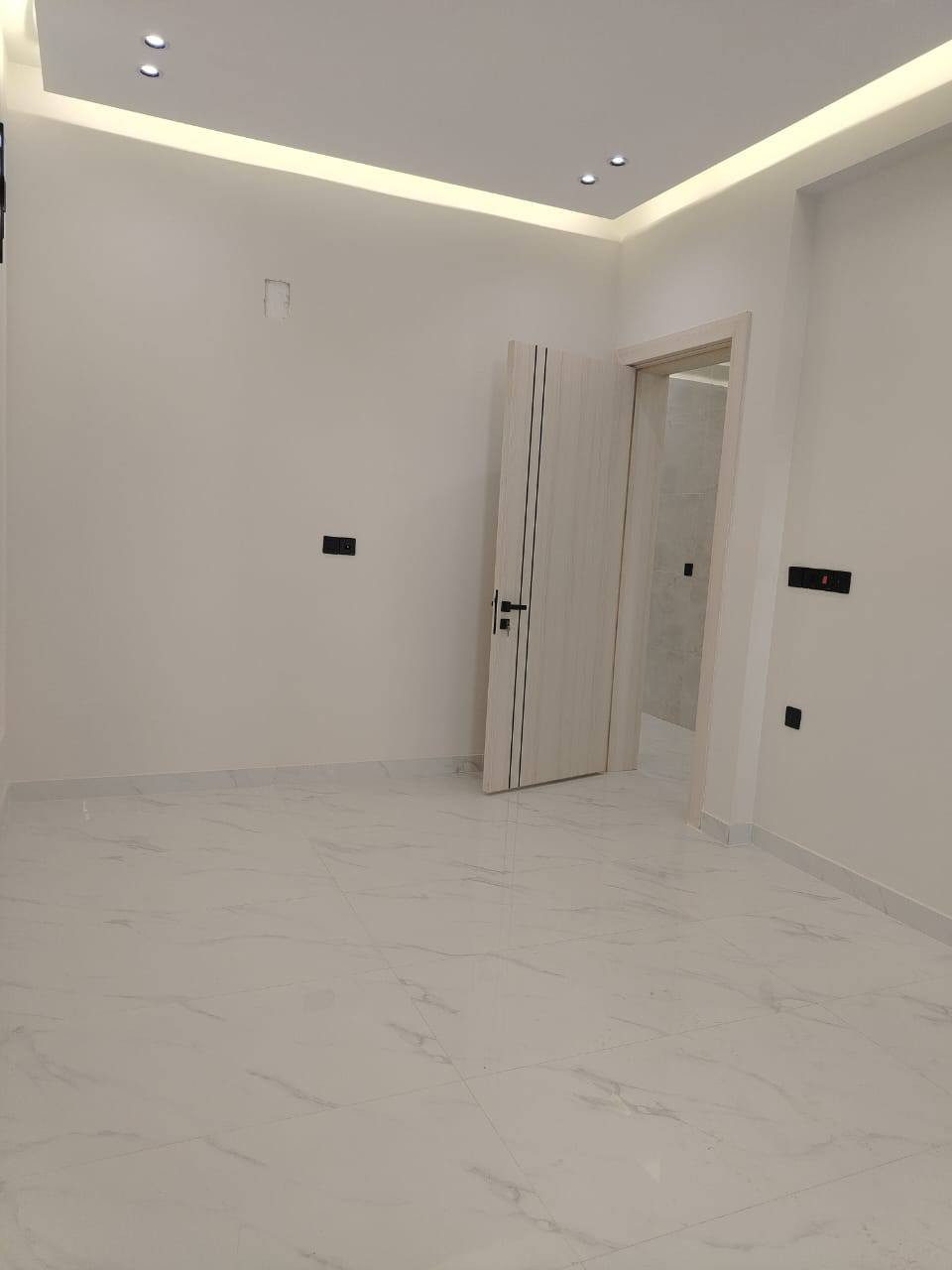 بيت للبيع زيرو مساحة 100 م  واجهه 5 من  نزال 20 م طابو ملك صرف بناء حديث درجة اولى وموقع ممتاز جداً جداً و قريب على الشارع والمدارس والسوك وتوفر كافة الخدمات شارع عريض 10 او 12 م  تقريبا 
يحتوي على حديقة خارجية صغيرة جزامة احذية مدخلين باب نوع قاصة 
شبابيك ألمنيوم محاطه بسيراميك على طول الشباك  وحولي ومطبخ سيراميك مكان عدد 2 للسنك مكان مخصص للغسالة واستقبال و 4  غرف نوم وحده جوه كبيره 
وخدمات ومنور 
الطابق الثاني 3 غرف توم وحده سويت وخدمات أيضا في الطابق الثاني وبالكونة ابواب نظام سلايت محجر الدرج زجاج ع كل البيت بيتونه تصلح مخزن للاغراض وسطحين وماطور ماء وخزانات ماء عدد 2 أبو 1000 L 
المتوقع الدورة شارع 60 قرب مطعم سندريلا 
السعر 290 مليون وبي مجال بسيط 
*********** واتساب
