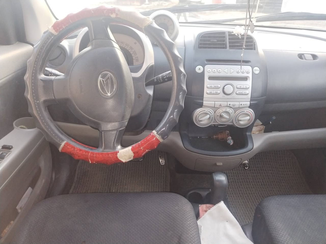 سلام عليكم عندي سياره اريد اراوس بسياره كيا بيكانتو او ريو  او اكسنت٢٠١٣ هونداي ٢٠١٤ او ٢٠١٥  سيارتي داهستو سيرون ياباني مابيه كل نقص الباب البصف سايق بي طخه وليس دعمه موديل ٢٠٠٦ تدفئه تبريد ثلج كوله شغالات كهربائيات كله تشتغل بأسمي سنويه جديده لحد٢٠٢٩
