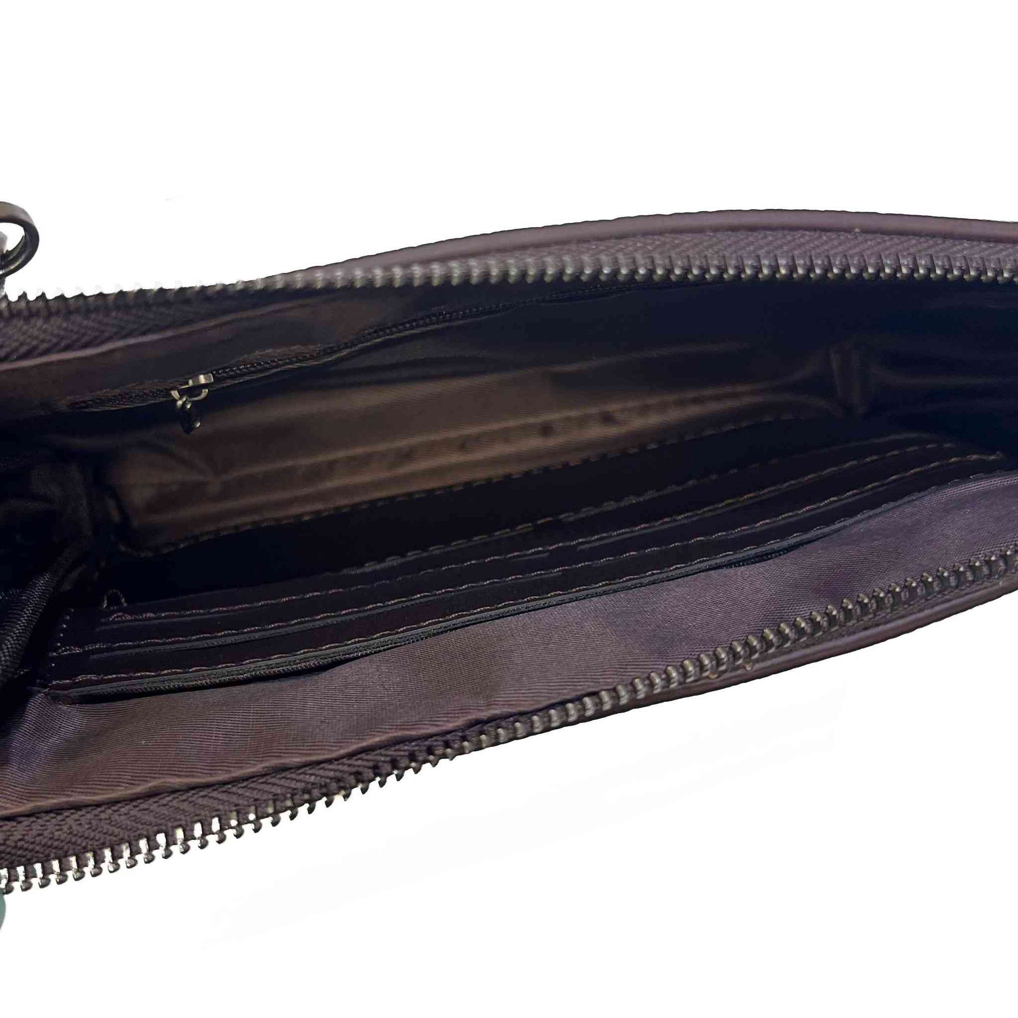 حقيبة جلد فاخرة مصنوعة من أجود أنواع الجلد الطبيعي لتمنح مظهراً أنيقاً ومتيناً في الوقت نفسه.
بني داكن أنيق يناسب جميع الإطلالات الرسمية والكاجوال.

مستطيل عصري مع مقبض علوي مريح للحمل اليومي.

مزودة بقفل معدني أنيق ومحكم لتأمين المقتنيات بأمان تام.

لمسات معدنية لامعة تضيف فخامة وأناقة للحقيبة.

مثالية لحمل المستندات، الأجهزة اللوحية، أو الاستخدام اليومي العصري مع وجود جيوب داخلية.

تجمع بين الفخامة، العملية، والمتانة في تصميم واحد يليق بالذوق الرفيع


**إذا كنت صاحب هذا الإعلان وتريد حذفه لأي سبب، رجاءا أرسل رسالة إلى الدعم الفني**