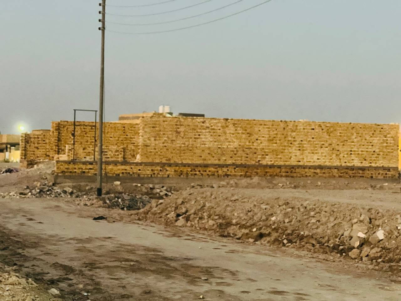يالله السلام عليكم اخوان هيكل للبيع في حي المهندسين نهايت فرع اله عدت شوارع تجي منل شط وعله حي المعلمين المساحه 190متر يتكون غرفتين نوم مناور اثنين صاله وسعه مطبخ حار بارد استقبال صحيات اثنين وانتو ابكرامه وساحه سعره 42وقابل للتفاوض رقم المبايل ***********
