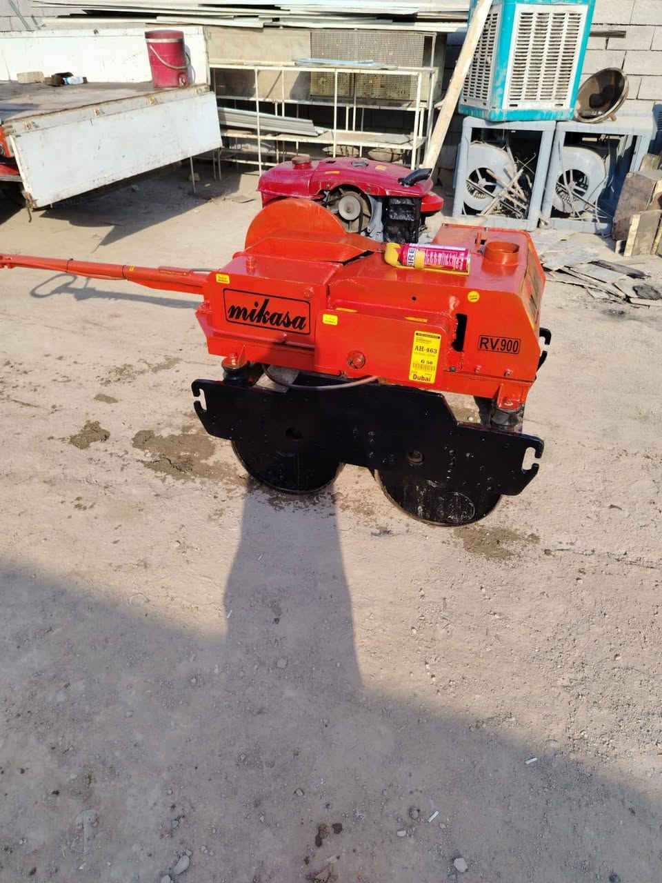 حادله يدويه نوع ميكاسه ياباني 
وزن 1.5طن ونص
محرك كاز  مسيبوشي ياباني البلادي 
قمجي جديد 
هزاز شغال فول 
طفايه حريق
عرض 85سنتيمتر 
جاهزه من كل النواحي 
مكاني الكوت واسط مركز المدينه اي استفسار اتصل بلرقام اثير ***********//
اسيا ***********
