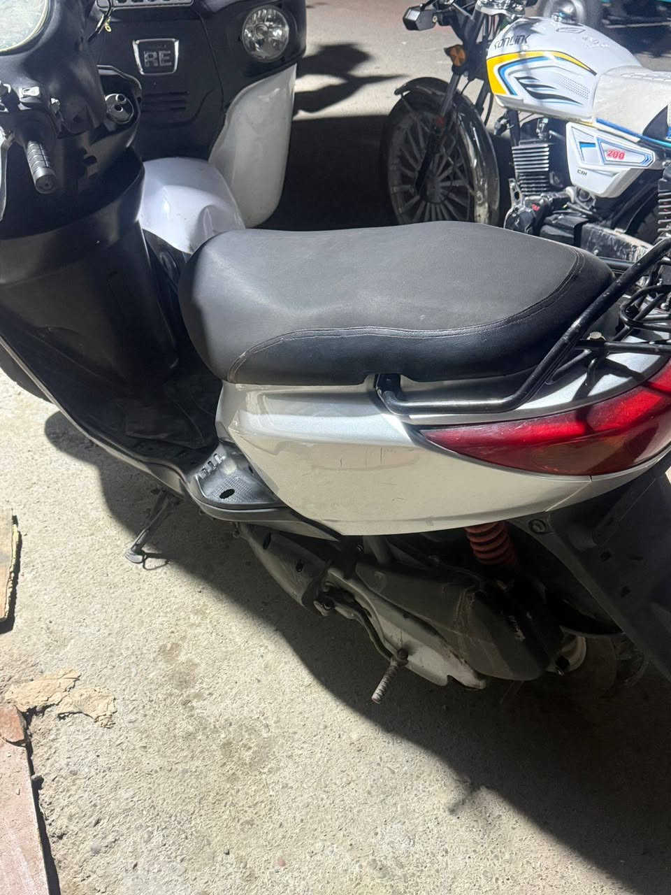 سلام عليكم دراجة بريز للبيع دراجه طافيه ابيع كوم حديد اكفلك من السرقه فقط ما متواجد على الفيس رقم الهاتف ***********
